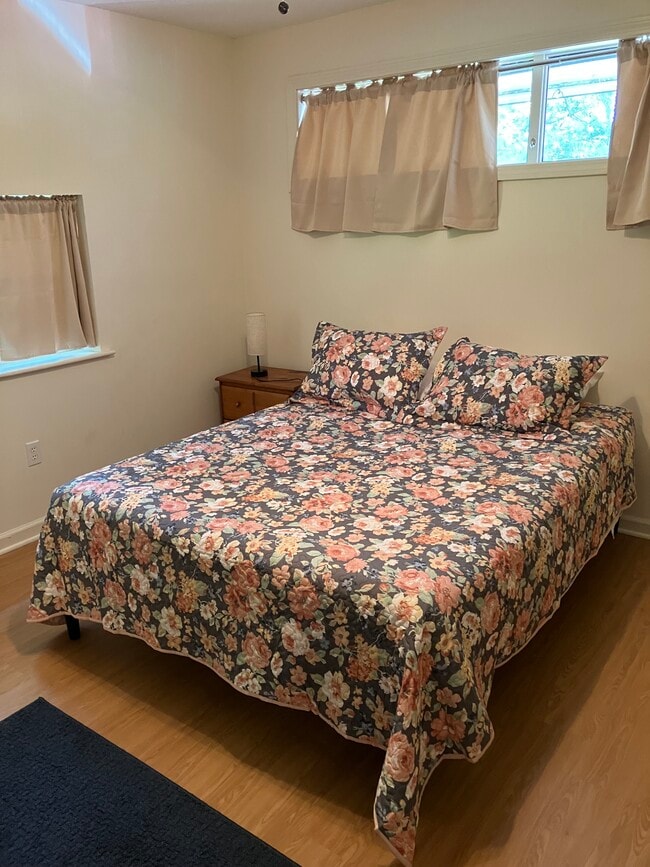 Queen bed- Main - 30 Forest St