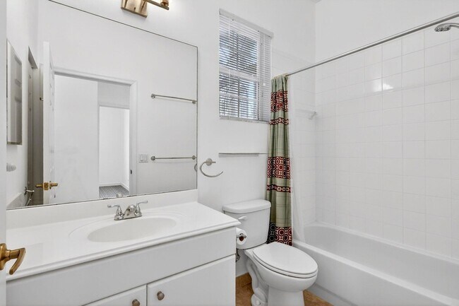 Building Photo - 6532 SE Broadmoor Ln