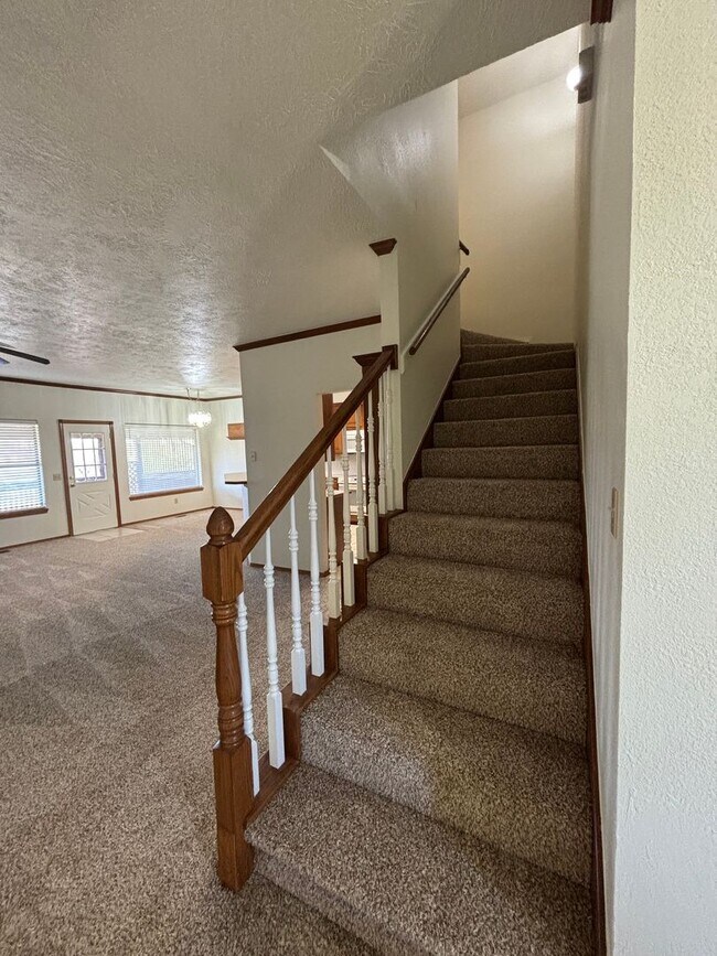 Building Photo - 3br 2.5ba on Surrey Hills Golf Course!!