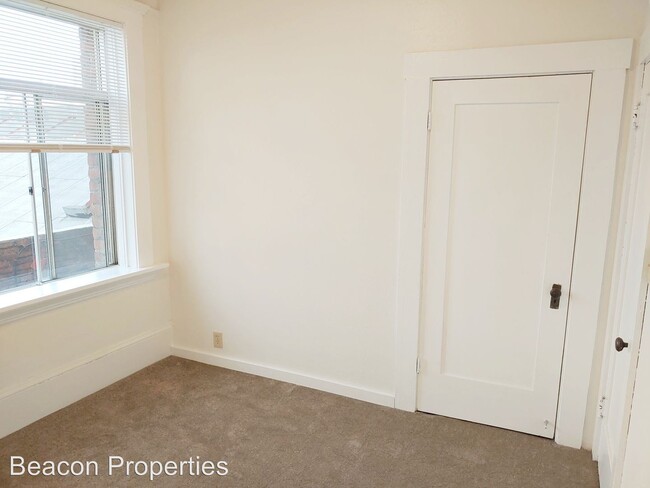 Building Photo - 498 25th St