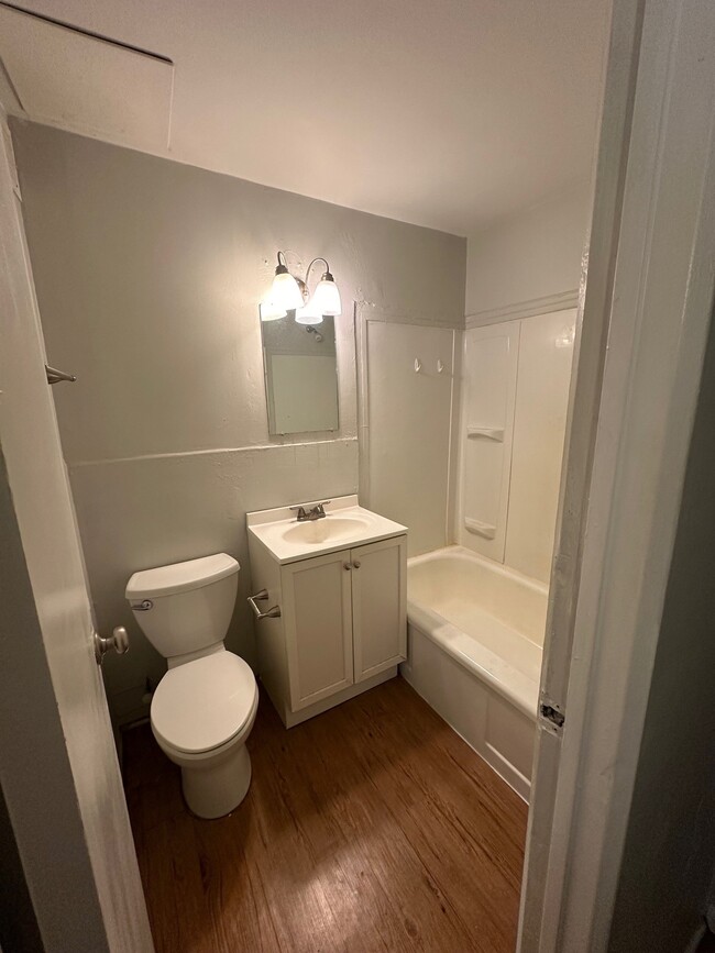 full bath - 3140 N Clay St