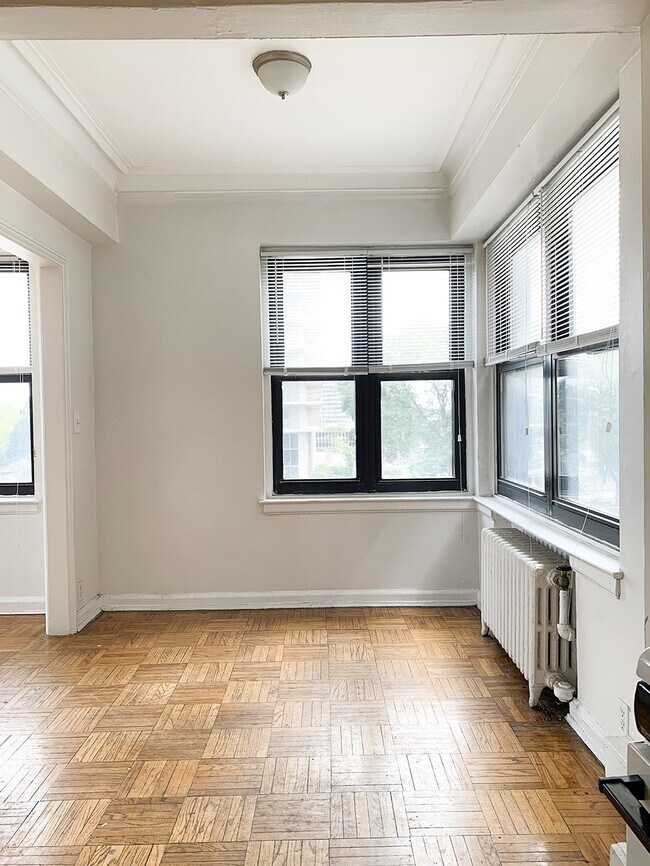 Building Photo - 8925 E Jefferson Ave