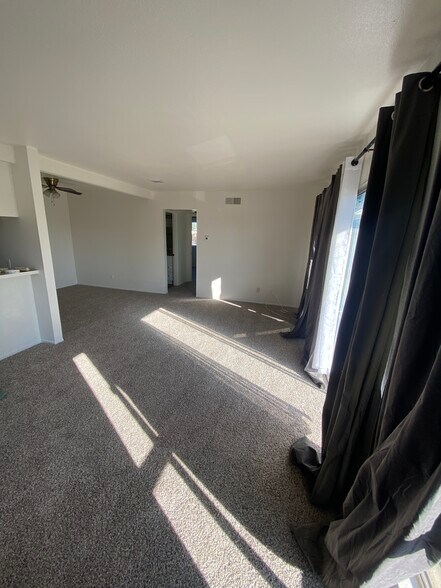 Building Photo - 18881 Valley Cir