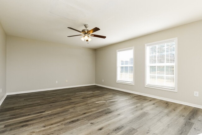 Building Photo - 1915 Crestridge Dr