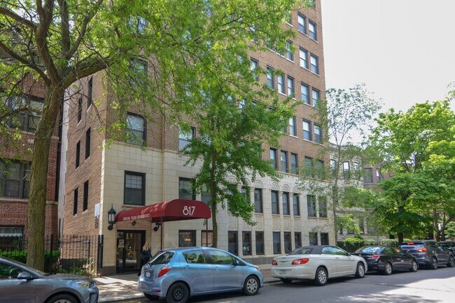 Building Photo - 818 W Lakeside Pl