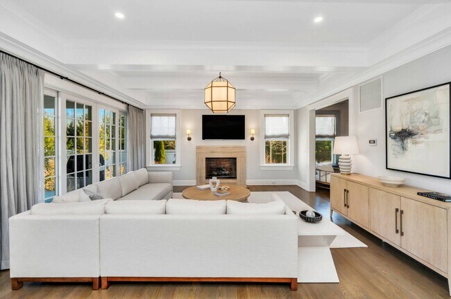 Building Photo - 21 Barn Ln