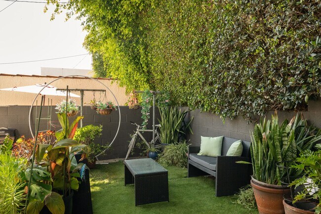 Building Photo - 1323 Ridgeley Dr