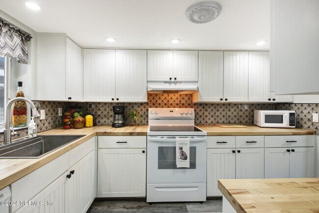 Building Photo - 2912 St Johns Ave