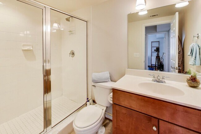 Building Photo - Light-filled 2bd/2ba right on S Four Mile Run $2850