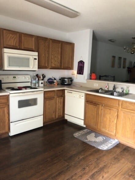 Building Photo - 431 Lake Park Way