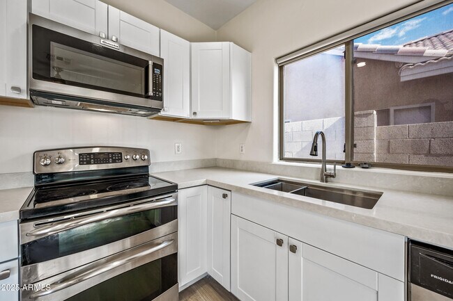 Building Photo - 1704 S 79th Glen