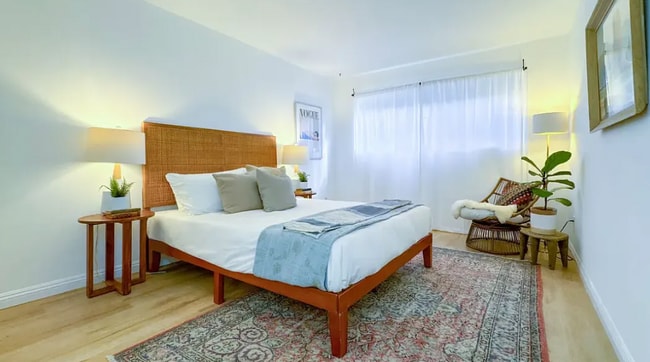 Building Photo - 532 N Rossmore Ave