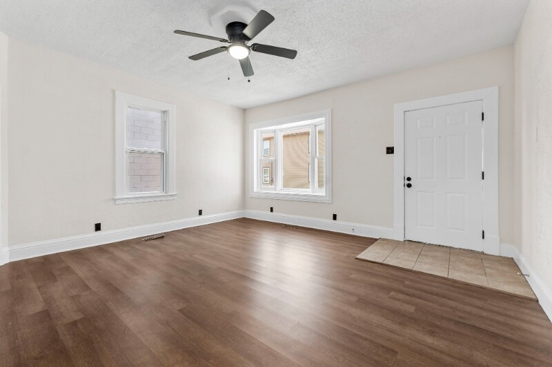 Building Photo - 126 E Zupan St