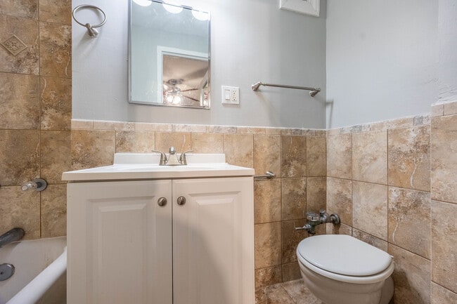 Building Photo - 1140 N La Salle Dr