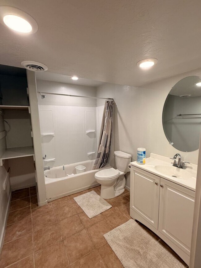 Building Photo - Beautiful 6 Bedroom/3.5 Bath Home in Springville!