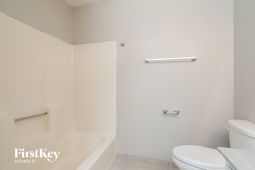 Building Photo - 668 Slew Ave