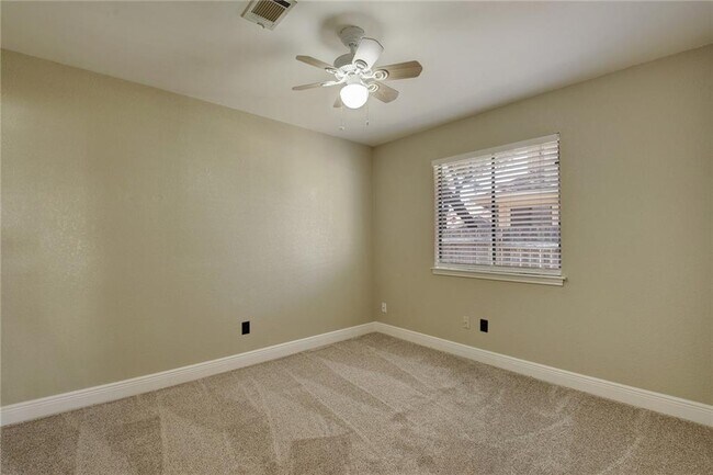 Building Photo - 15811 De Peer Ave