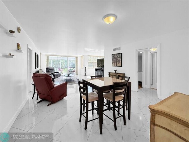 Building Photo - 535 Oaks Dr