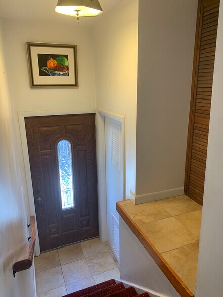 Building Photo - 84 Maple St