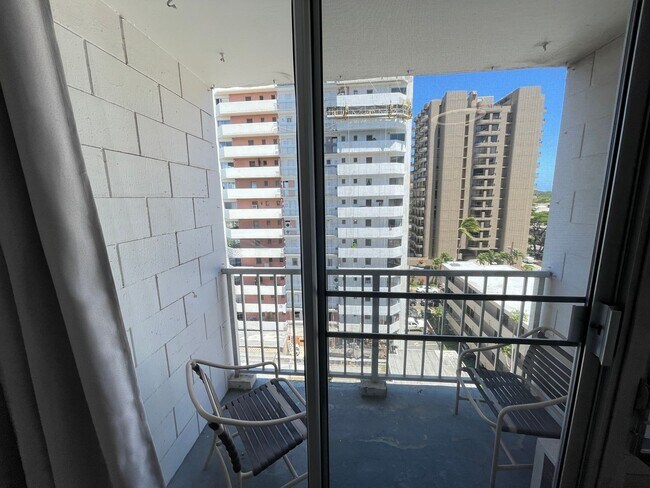 Building Photo - Recently Remodeled Studio In The Heart of Waikiki.