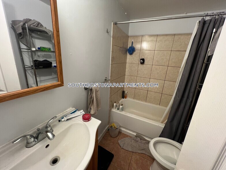 Building Photo - 266 Gold St