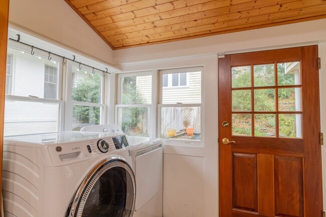 Building Photo - FOR RENT in LAKE BOTTOM! Available June 8th