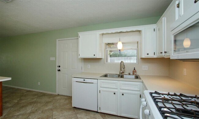 Building Photo - 6867 Stillwater Dr