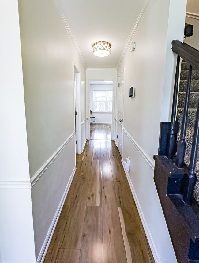 Building Photo - Lovely Home! Lots Of Space!