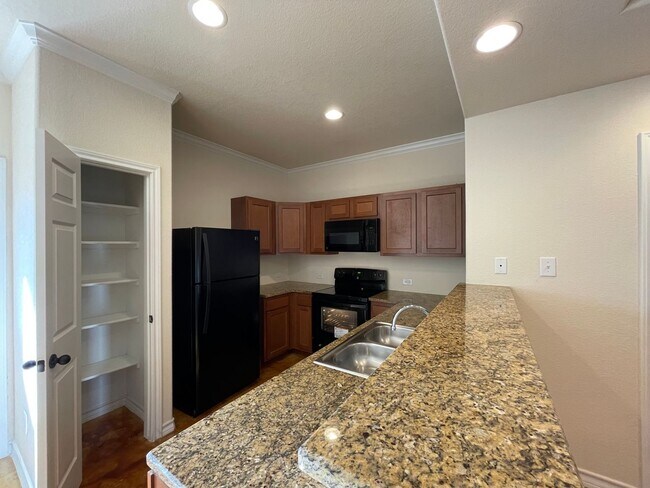 Building Photo - Townhome for rent