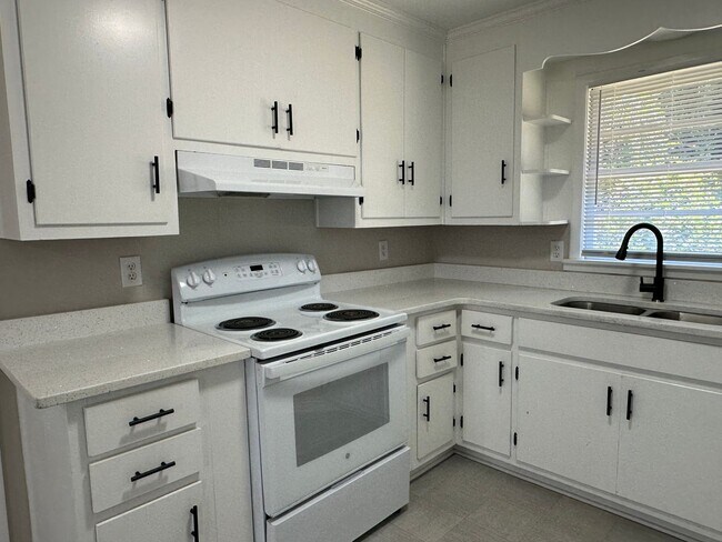 Building Photo - 3 Bedroom, 1 Bath Updated Home so very close to Ft Bragg!!