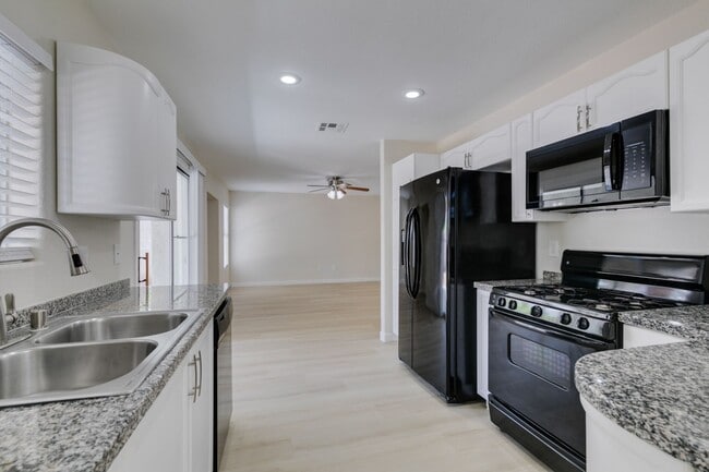 Building Photo - Stunning 3 Bedroom, 2.5 Bathroom Home in E...