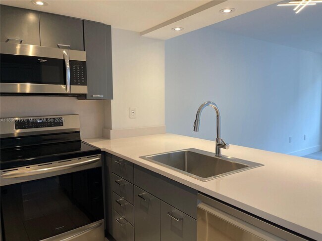 Building Photo - 540 Brickell Key Dr