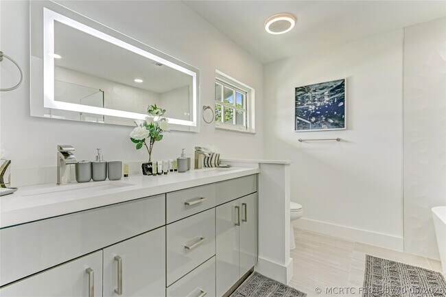 Building Photo - 16643 Redwood Way