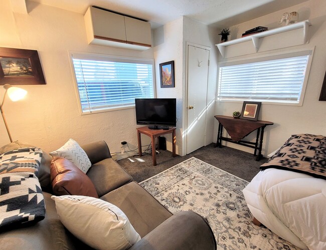 Building Photo - Walk & Bike Friendly! Great Economical Rental, West-side Studio, Fully Furnished Monthly Rental