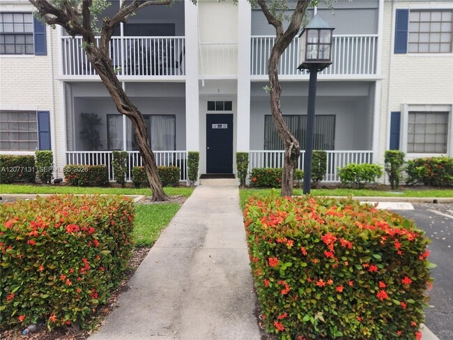 Building Photo - 160 Cypress Club Dr