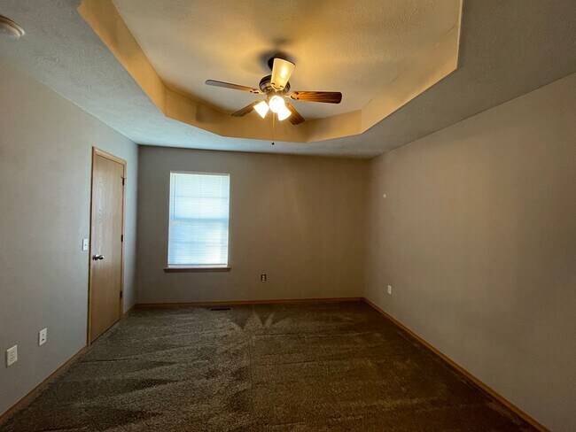 Building Photo - 3 Bedroom Home in Clever Available Now!