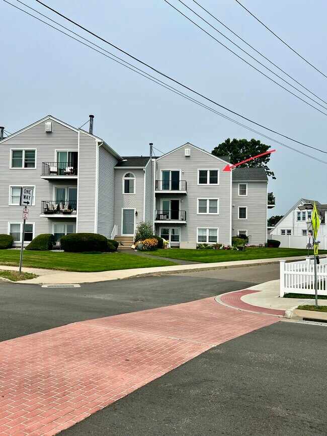 Building Photo - 215 Beach St