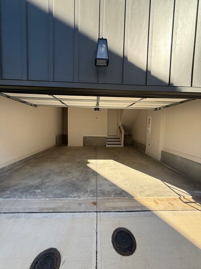 Building Photo - Gorgeous Chosewood/Grant Park Townhome