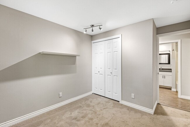 Building Photo - 2 bed 1.75 bath - includes water/sewer/gar...