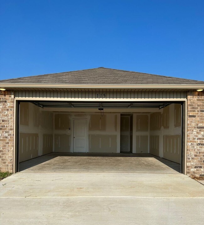Building Photo - *Pre-leasing* Three Bedroom | Two Bath Hom...
