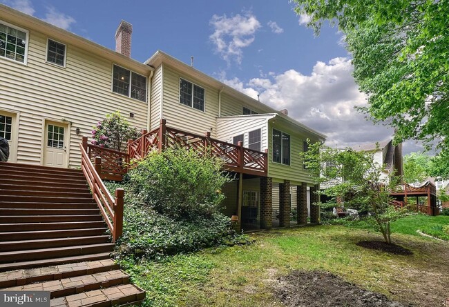 Building Photo - GORGEOUS TOWNHOUSE - THE GREEN'S AT LEE'S ...