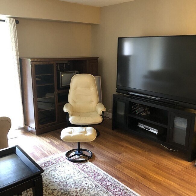 Building Photo - 685 Oak St