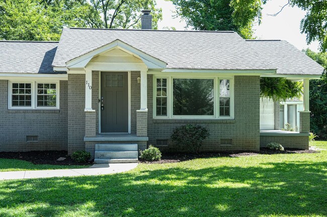 Building Photo - Charming 3/2.5 House with Lawn Care included!