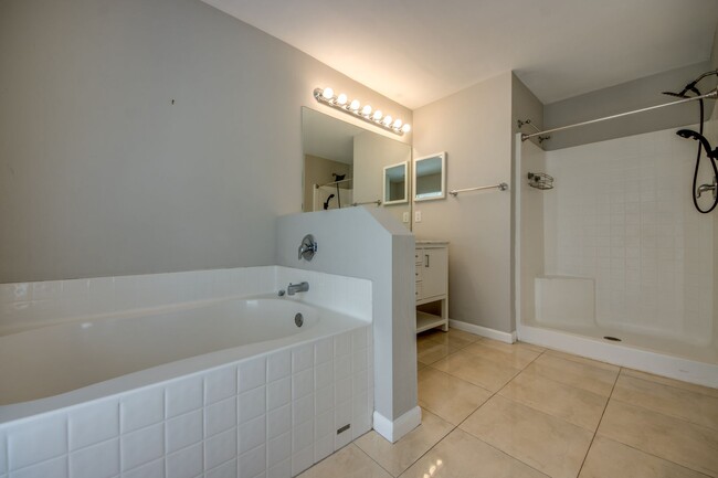 Building Photo - 2462 Nature Pointe Loop