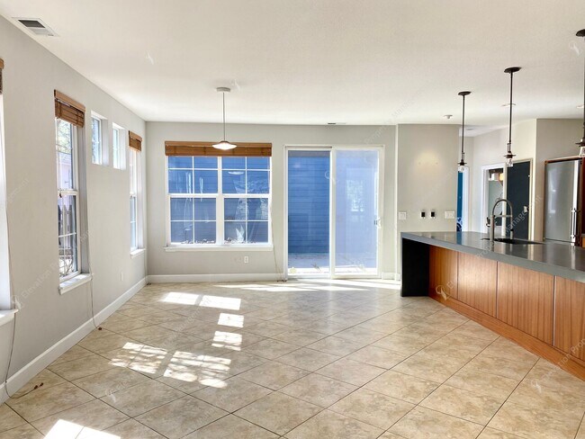 Building Photo - Charming and unique 2 BR in an upscale west Bend neighborhood