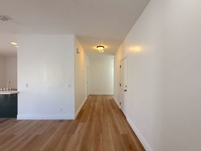 Building Photo - 3 Bed, 2 Bath, 2 Car garage Duplex Unit
