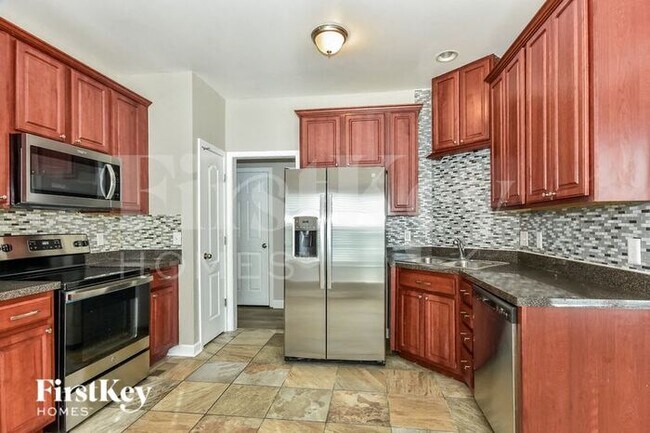 Building Photo - 811 Royal Oaks Dr