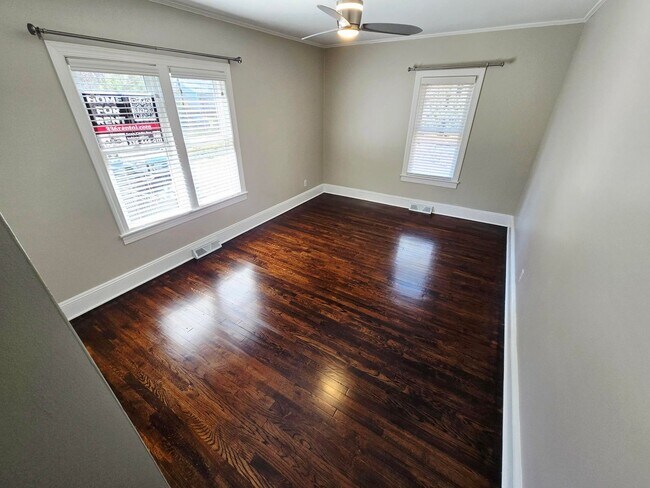 Building Photo - Charming Brick Home for Rent in Burlington