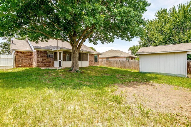 Building Photo - Cozy 3 Bed, 2 Bath Home Minutes Away from ...