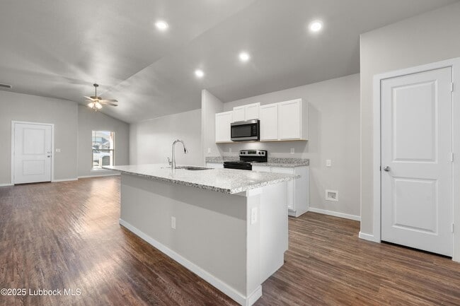 Building Photo - 2031 Kenwood Ave